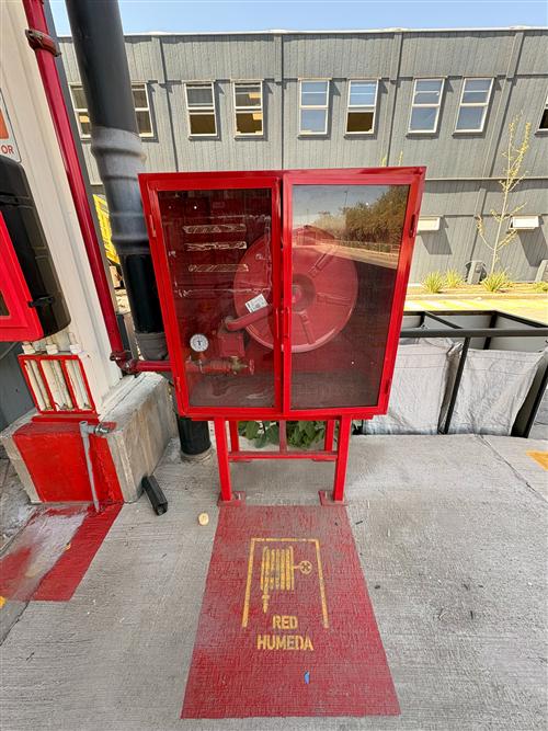 Gabinete de red húmeda contra incendios con demarcación roja de piso